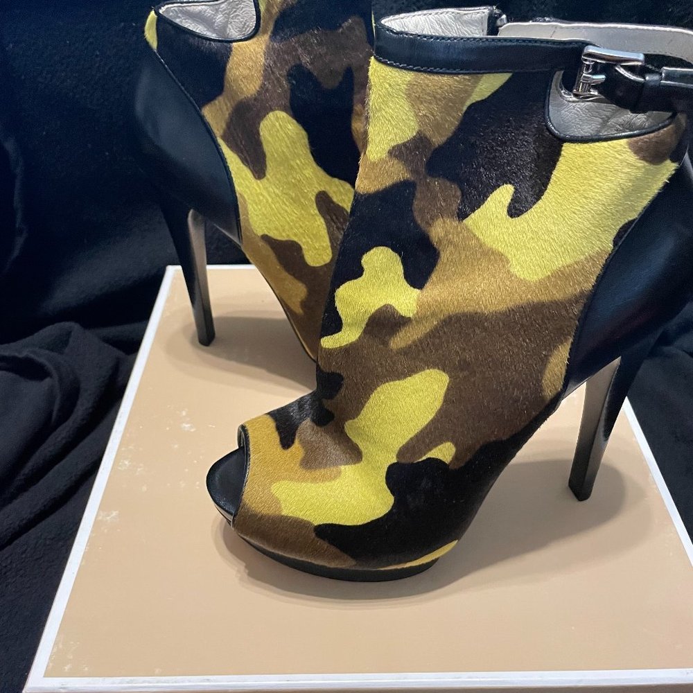 Michael Kors Kendra Yellow Camo Open Toe Bootie Size 9M